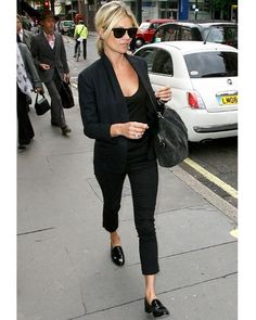 Penny Loafers Minimalisticky Chic, Outfit Nero, Kate Moss Style, Mode Tips, Walking Down The Street, Woman In Black, Carla Bruni, Style Casual Chic, Mode Casual