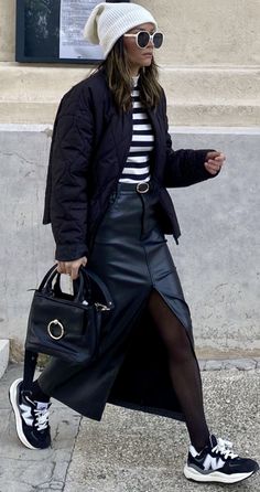 Looks Adidas, Rok Outfit, Look Boho Chic, Skirt And Sneakers, Casual Work Outfits, Autumn Outfit, Winter Fashion Outfits, Outfits Casuales