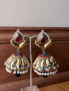 These are our beautiful indian earrings that are perfect for any occasion! Indian Earrings Gold, Navratri Earrings, Earrings Kundan, Polki Earrings, Traditional Earrings, Indian Earrings, Red And Gold, Wedding Guest Outfit, Earrings Gold