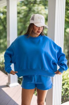 comfy cute royal blue sweatshirt Outfit Ideas Trendy, Lounge Outfits, Day Outfit Ideas, Semi Cropped, Comfy Sets, Casual Day Outfits, Vintage Couture, Cropped Sweatshirt, Knit Sweatshirt