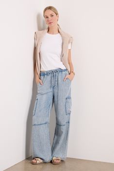 Cargo Trousers Outfit, Cargo Outfit, Lyocell Fabric, Trouser Outfit, Utility Style, Brand Style Guide, Fashion 101, Spring Trends, Daily Look