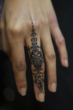 Intricate black henna design on the back of a person's hand and fingers. Hand Tattoo Lines, Finger Tattoos For Women Unique, Dainty Hand Tattoos For Women, Pretty Finger Tattoos, A Finger Tattoo, Finger Tattoos For Women, Inside Finger Tattoos, Best Cover Up Tattoos