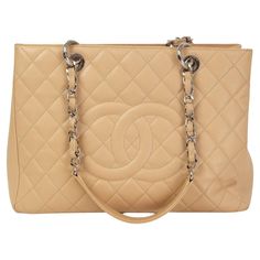 100% authentic Chanel Grand Shopping tote bag in light beige Caviar Leather with a stitched CC logo on the front on a slip pocket at the back. The design comes with an open-top and the interior is divided in two compartments with a large zipper pocket in the middle, a second one against the back and an open pocket against the front. Lined in beige satin canvas. Dual silver-tone chain and leather link shoulder straps. Has been carried and shows some marks on the lining (especially inside the midd Chanel Grand Shopping Tote, Chanel Beige, Big Handbags, Bridesmaid Gift Boxes, Chanel Vintage, My Bags, Shopping Tote Bag, Cc Logo, Stylish Bag