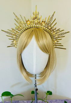 Diese goldene Heiligenschein-Krone ist perfekt für Feiertage, Geburtstage, Hochzeiten, Bräute, Fotoshootings, Halloween, Abschlussball und Festivals! Dieses bequeme und leichte Kopfschmuck mit Krone besteht aus einem verstellbaren Gummi / Kunststoff-Stirnband (KEIN Metall, das nach kurzer Tragezeit oft wehtut). Es passt für jede Größe (Erwachsenen) Kopf. Die Kronenspeichen bestehen aus leichten Kunststoff-Reißverschlüssen. Sie können diese schöne Krone ohne Probleme stundenlang tragen! Die Krone Zip Tie Crown, Halloween Prom, Festival Headdress, Gold Halo Crown, Halo Headpiece, Crown Halo, Photo Halloween, Crown Headpiece, Halo Crown