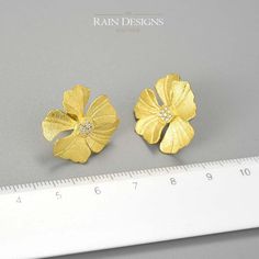 Peonies are known as the flower of riches and honor. With their lush, full, rounded bloom, peonies embody romance and prosperity and are regarded as an omen of good fortune and happy marriage. The peony earrings are meticulously handcrafted by our artists with high quality 925 sterling silver. The gold flower is 18K gold plated on 925 sterling silver. Size: approx. (W x L) 15 x 16mm • Handmade with love • Authentic 925 Sterling Silver • Natural Gemstones • Eco-friendly packaging • Great for Gift Peony Earrings, Silver Wire Earrings, Branch Earrings, 18k Gold Earrings, Flower Stud Earrings, Bird Earrings, Flower Stud, Silver 925 Necklace, 925 Silver Earrings