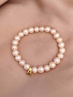 Noble freshwater pearl bracelet Ideal for summer ☀️ Standard size: approx. 17 cm or select your desired size * Freshwater pearls approx. 7-10 mm * 18k stainless steel letter gold plated * Elastic rubber band Packed in a cute velvet bag ❤️ In our shop you will find more nice offers 😍 INFO Due to the lighting conditions, the colors on the monitor may differ slightly. Pearl Gold Bracelet, Rubber Bead, Gold Pearl Bracelet, Pearl Letters, Letter Bracelet, Gold Letter, Freshwater Pearl Bracelet, Bracelet Boho, Gold Letters