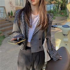 Houndstooth Pattern Long Sleeve Blazer Jacket – Nada Outfit Land Black And White Blazer Outfit, Crop Blazer Outfit, Cropped Blazer Outfit, White Blazer Outfits, Checkered Coat, Plaid Jacket Women, Checkered Blazer, Black White Blazer, Insta Outfits