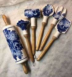 Beautiful Kitchenware, Crockery Design, Kitchen Aesthetics, Classy Kitchen, Kitchen Aesthetic, Antique Dishes, Vintage Dinnerware, Blue And White China