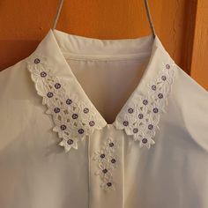 Vintage 80s white and purple floral blouse embroidery Polyester it will fit   M measures are: Shoulder to shoulder:15inches Bust 42inches Length:18 inches  .Excellent condition Suede Tops, Lace Formal Dress, Pleated Blouse, Unique Hats, Embroidery Blouse, Maxi Dress Wedding, White Blouse, Vintage Sweaters, Wool Cardigan