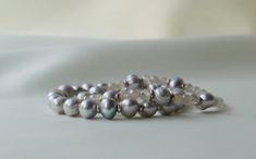 Natural Gray Freshwater Pearl Bracelet Grey Moonstone - Etsy Italy Elegant Gray Bracelet As Gift, Elegant Gray Bracelets As Gift, Elegant Gray Bracelets For Gift, Elegant Gray Bracelet For Gift, Elegant Gray Round Beads Bracelets, Elegant Gray Round Bead Bracelets, Elegant Gray Bracelets For Everyday, Elegant Gray Beaded Bracelets, Dainty Gemstone Jewelry