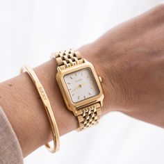 Our designers drew inspiration from the past to infuse a hint of retro charm into this collection. The result is a timepiece that transcends time itself, connecting the past with the present seamlessly. Watch Stack, Style Capsule, Watches Women, Fashion Capsule, White Mesh, Gold Case, Christmas Wishlist, Gold Watch, Time Piece