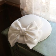 Women Vintage Bow Wedding Hat Condition: Brand NewColor: White/Black/Green/RedSize: One Size(Diameter: 30cm)Material: LinenSuitable season: Summer/Spring/Autumn/ WinterPopular elements: BowOccasion : Wedding/Birthday/Holiday/Anniversary Celebration/Anniversary CelebrationWhat is a Fascinator ?Fascinators have received a lot of attention since the Royal Wedding of Prince William to Catherine Middleton last spring. These not-quite-hats, not-quite-barrettes are a great way to make a statement witho Wedding Top Hat, Topi Vintage, Top Hats For Women, Evening Hat, Ivory Fascinator, White Fascinator, Handmade Tiaras, Tea Hats, Black Fascinator