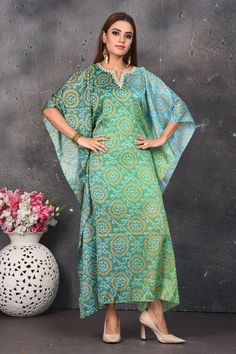 Elegant ombre green bandhani print kaftaan dress is a perfect party and festive wear. Shop designer dresses in USA from Pure Elegance. Suits Sharara, Bandhani Print, Ombre Green, Anarkali Dresses, Outfits Indian, Sharara Suits, Indian Designer Suits, Fashion Journals, Pure Elegance