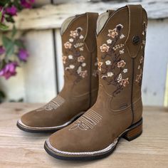 El precio INCLUYE impuestos y envio a cualquier parte de los Estados Unidos. La bota vaquera Tatiana, en un atractivo tono avellana, combina estilo y funcionalidad con su elegante bordado floral que realza la belleza natural de la piel crazy. La suela de hule es una elección excelente por su flexibilidad y tracción, pr Cute Boots Cowgirl, Boots For Women Cowgirl, Brown Boots For Ranch In Spring, Women’s Cowgirl Boots, Womens Cowboy Boots Outfits, Boots Vaqueras, Quince Boots, Mexican Boots For Women, Cute Vaquera Outfits