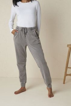 Irresistibly smooth and soft, these vintage-washed, French terry joggers are ankle pants with wear-anytime appeal. | Women's Easy Times Jogger Pants - Black - 1X - Plus Size Womens Joggers Outfit, Comfortable Fall Outfits, Jogger Outfits, Postpartum Style, Comfy Work Outfit, Lounge Wear Stylish, How To Wear Joggers, Best Joggers, Linen Joggers