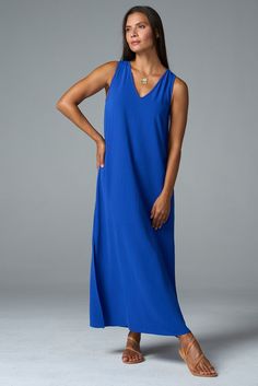 Our best-selling maxi dress is a summer staple. From weekend brunch to beach weddings, you'll wear this flowing style everywhere this season. ✓ All-Day Comfort ✓ Travel Friendly ✓ Day to Night ✓ Machine Washable DETAILS V neck Side slits FIT Regular fit True to size Model is 5'8" and wears size S MEASUREMENTS Length: 52" from shoulder (size S) FABRIC + CARE 100% polyester airflow Cold water wash on delicate. Line dry.