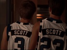 One Tree Hill Nathan And Lucas, One Tree Hill Icons, Fall Tv Shows, 2000s Tv Shows