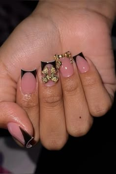 Short Nail Sets With Charms, Red And Gold Nail Designs Short, Blinged Short Nails, Short Gold Nails Acrylic, Black And Gold Bling Acrylic Nails, Gold Bows Nails, Black Shirt Nail Designs, Black Short Nails With Charms, Short Bougie Nails