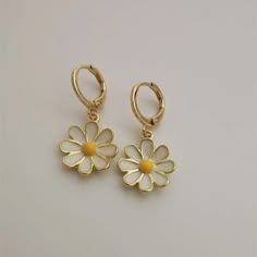 00s Mode, Womens Jewelry Trends, Jewelry Accessories Ideas, Classic Earrings, Daisy Earrings, نظارات شمسية, Jewelry Lookbook, Cute Accessories, Pretty Jewelry