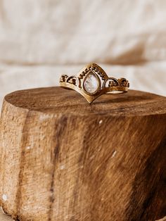 נєωєℓяу ριє¢є Venus Moonstone Boho Ring. With ring we honour and appreciate womanhood and our feminine energy. Designed by myself. нαη∂мα∂є This jewelry piece was designed by me and made in India. It carries a beautiful gemstone. Every gemstone is unique and tells its own story. This is why the colour of the gemstone can vary from the one on the picure.In addition to that each stone has their own healing properties (you can read more about that at - Materials). мαтєяιαℓѕ Brass  Gemstone: Moonsto Adjustable Brass Stackable Wedding Rings, Bohemian Gemstone Toe Ring Jewelry, Adjustable Brass Rings For Festivals, Bohemian Gold Moonstone Jewelry, Gold Bohemian Stackable Rings, Bohemian Gold Stackable Rings For Wedding, Bohemian Crystal Ring, Bohemian Open Ring Brass Jewelry, Bohemian Gold Stackable Rings