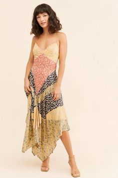 In The Flowers Maxi Dress Free People, Summer Dresses For Europe, Senior Dinner Outfit, Nuuly Outfit Ideas, Simple Boho Outfits, Sewed Dress, Free Style Dress, 00s Dresses, Free People Aesthetic