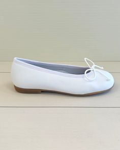 Beautiful and comfortable Spanish shoes for girls to wear on special occasions, such as the first communion. Please refer to the size conversion table. 100% leather Any variations in color or texture within this product are nor irregularities, but rather a result of the unique production process. Made in Spain Final Sale, no exchanges nor returns will be available Size EU28 = 18cm or 7 1/8" Size EU29 = 19cm or 7 1/2" SIze EU30 = 19.5cm or 7 3/4" Size EU31 = 20.5cm or 8 1/8" Size EU32 = 21cm or 8 White Ballet Flats With Leather Sole, Classic White Ballet Flats With Low Heel, Classic White Low Heel Ballet Flats, Classic White Leather Ballet Flats, White Leather Ballet Flats For Spring, White Low Heel Leather Shoes For Spring, White Almond Toe Ballet Flats With Leather Sole, Spring White Closed Toe Leather Shoes, White Closed Toe Leather Shoes For Spring