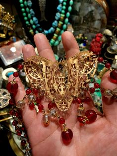 Magnificent half-parure 1920 necklace and matching earrings, totally Mata-Hari. Very beautiful set circa 1915-1920 in openwork brass and made up of a seedling of red and transparent glass beads, in tassels under the heart, forming the central motif. Openwork brass and crystal. Chic and ultra glamorous. Antique Brass Jewelry For Party, Vintage Pierced Metal Jewelry, Ornate Pendant Jewelry For Evening, Vintage Pierced Jewelry For Wedding, Bohemian Filigree Jewelry For Parties, Vintage Party Jewelry With Intricate Design, Gold Jewelry With Vintage Charm For Evening, Vintage Pierced Jewelry As Gift, Vintage Pierced Jewelry For Gifts