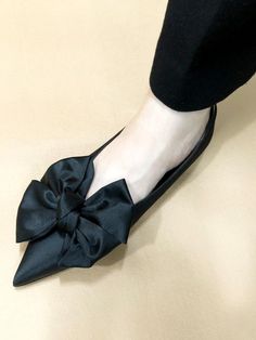 Based on classic beauty and splendor, it expresses shoes with a feminine and modern sensibility.- Attractive flat shoes with voluminous ribbon - Feminine mood point toe - Luxurious satin used with subtle gloss- Great to match with any outfits Chic Slip-on Ballet Flats For Formal Occasions, Formal Slip-on Heels With Bow, Elegant Pointed Toe Formal Flats, Elegant Formal Pointed Toe Flats, Elegant Closed Toe Ballet Flats For Formal Occasions, Elegant Closed Toe Flats For Formal Occasions, Elegant Pointed Toe Ballet Flats For Work, Elegant Low Heel Ballet Flats For Galas, Chic Ballet Flats For Galas