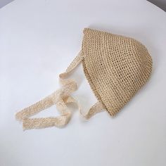 Mantenga a su pequeña elegante y protegida del sol con nuestro sombrero de juncia natural para niñas. El gorro está hecho de un material suave y liviano, que no causará irritación ni molestias en la delicada piel de su bebé. Viene con una correa segura y un bonito borde de encaje en el ala, lo que lo hace perfecto para viajes escolares o a la playa.

 Especificaciones:



 Diseñado con una textura fina para protegerse del sol.

 Suave y transpirable, agradable para la piel del bebé.

 Es un gran regalo para familiares, amigos y seres queridos.



 Material: poliéster, paja 


















 El paquete incluye: 1 sombrero 




 Tabla de tallas (cm) (1 cm = 0,394 pulgadas) 








 Talla S: Circunferencia de la cabeza del sombrero 48 cm (18,89 pulgadas)



 Talla M: circunferencia de la c Baby Summer Hat, Hat For Baby, Princess Hat, Summer Straw Hat, Hats And Caps, Hat Size Chart, Newborn Baby Hats, Baby Sun Hat