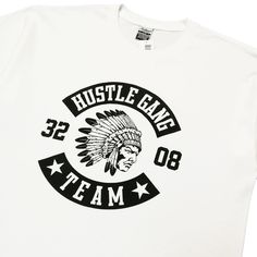 Premium 100% Cotton short sleeve t-shirt with classic team logo screenprint at front. Machine wash cold. By HUSTLE GANG of America.The word "Hustle" means work hard, dedicate yourself and get busy doing whatever it is you do. Go after your goals Hustle. Hustle has always meant get busy lets go!Hustle gang products are for like minded people who understand the nature of a hustler. The Hustle Gang.Style: HG1760702 Collegiate Crew T-shirt For Fan Gear, Sporty Crew Neck T-shirt With Graphic Print, Graphic Print Crew Neck T-shirt For Fans, Team Spirit T-shirt With Screen Print For Fan Gear, Fan Apparel T-shirt For Team Events With Letter Print, Fan Gear Graphic Print Short Sleeve T-shirt, White Crew Neck T-shirt Band Merch, White Sporty T-shirt For Fan Merchandise, Fan Apparel T-shirt With Letter Print For Team Events