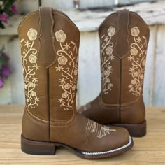 The price already INCLUDES taxes and shipping anywhere in the United States.
This is the SB-Coqueta western boot for women, a must-have in any wardrobe for its versatility and style. In such an attractive tone, this boot shows off a delicate embroidery of little flowers that enhance its design. With a Bulldog last and square toe, it perfectly combines comfort with elegance. Made of crazy leather, with a high-quality leather upper and lining and a cowhide sole, it guarantees durability and comfor Women Ariat Boots, Boots For Quinceanera, Country Boots Women, Boots Vaqueras, Quince Boots, Mexican Boots For Women, Womens Square Toe Cowboy Boots, Boots For Women Cowboy, Vaquera Boots