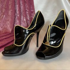 Gucci / Peep Toe / Patent Leather With Cream Piping / Stiletto Heel / Size 6 1/2 They Are Snug To Get On Low Block Heel Pumps, Gucci Pumps, Gucci Heels, Shoes Gucci, Embellished Heels, Mid Heels Pumps, Brown Leather Heels, Platform Sandals Heels, Patent Leather Pumps