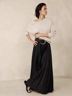 Pleated Maxi Skirt Outfit, Black Maxi Skirt Outfit, Full Skirt Outfit, Career Women, Satin Maxi Skirt, Long Maxi Skirt, Winter Skirt Outfit, High Rise Skirt, Maxi Skirt Outfits