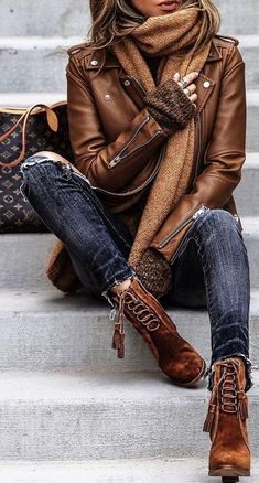 Mantel Outfit, Gorgeous Outfits, Oversize Pullover, Street Style Edgy, Leather Jacket Outfits, Fall Denim, Fashion Trends Winter, Autumn Street Style, Brown Leather Jacket