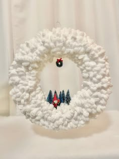 White loop yarn wreath, with gnome, pine trees and small wreath, handmade, perfect for hanging on doors or on top of a fireplace! Heart Wreath Tutorial, Candy Cane Wreath Tutorial, Christmas Gnome Wreath, Christmas Yarn Wreaths, Yarn Heart, Pom Wreath, Deco Mesh Wreaths Tutorials, Gnome Wreath, Decorated Wreaths