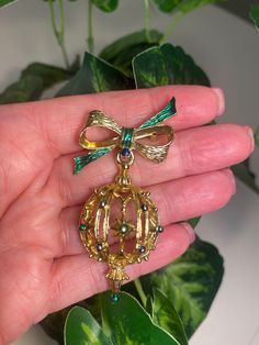 This listing is for a beautiful brooch.  Please review pics carefully before purchasing Green Bow, Jewelry Brooch, Green Bows, Vintage Brooch, Ball Ornaments, Vintage Brooches, Gift Christmas, Brooch Pin, Brooches