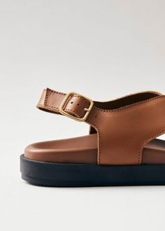 Sandalias marrones de piel con tiras cruzadas estilo slingback
Renovando un estilo clásico de nuestra colección, las sandalias Nico tienen en la parte superior tiras cruzadas que se extienden hasta el talón. Están elaboradas en cuero marrón y presentan plantillas moldeadas para ofrecer la máxima comodidad. Chic Brown T-strap Sandals With Removable Insole, Brown Leather Open Toe Footbed Sandals, Brown Footbed Sandals With Leather Sole And Open Heel, Leather Slingback Sandals With Removable Insole, Brown Leather Footbed Sandals With Open Heel, Brown Slingback Footbed Sandals With Buckle Closure, Brown Slingback Footbed Sandals With Leather Footbed, Brown Leather Footbed Slingback Sandals, Brown Open Toe Slingback Sandals With Leather Sole