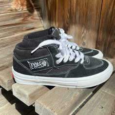 Vans Half Cab sneaker Half Cabs Vans, Vans Half Cab Outfit, Half Cab Vans, Streetwear 2000s, Vans Outfit, Vans Sk8 Hi, Puff And Pass, White Outfits, Yellow And Brown