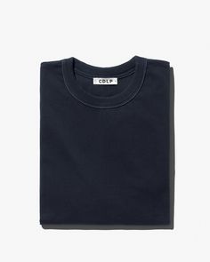 Our 330 gsm Heavy Cotton T-Shirt is designed with a generous volume in a straight, boxy silhouette, dropped shoulders, fitted crew neck and contrasting top-stitching. Made of a recycled and organic cotton blend—providing breathability, durability and a rich, sculptural drape. Volumous, boxy fit Fitted crewneck Dropped shoulder Model is 176 cm/ 5’9’’and wears size M Size down for a more fitted look Style ID: MMO016052201-6998 50% recycled cotton 50% organic cottonMade in Portugal