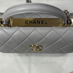 Avec sa silhouette structurée et ses lignes épurées, ce sac se distingue par son allure chic et polyvalente. Le sac Chanel modèle Trendy est une pièce emblématique qui allie sophistication intemporelle et modernité. Dans une teinte gris éléphant, ce sac incarne l'élégance discrète caractéristique de la marque Chanel. • État : A - Neuf • Dimensions : 25 x 17 x 11 cm • Matière : Cuir d’agneau • Couleur : Gris éléphant • Vendu avec : Fullset Luxury Shopping Box Bag With Detachable Handle, Luxury Box Bag With Detachable Handle For Shopping, Designer Shoulder Bag With Detachable Strap For Everyday Luxury, High-end Flap Bag With Detachable Strap, Classic Rectangular Flap Bag For Everyday Luxury, Luxury Rectangular Bags With Detachable Handle, Luxury Rectangular Bag With Detachable Handle, Designer Everyday Luxury Top Handle Bags, Designer Top Handle Bag For Everyday Luxury