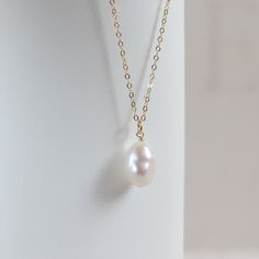 The delicate and high-quality gold necklace has a real white baroque pearl. This elegant and understated pearl necklace is a beautiful accessory for every day. Wear the delicate gold necklace with the large pearl with a fine V-neck sweater, a shirt blouse or a cozy cardigan. Combine the necklace with the freshwater pearl with the matching earrings. The necklace is made entirely of 14k gold fill, a durable and allergy-free 585 gold alloy. This gold alloy is the next best quality after real gold. Pearl Gold Chain, Pearl Baroque, Pearl Necklace Gold, Necklace Gold Chain, Delicate Gold Necklace, Detailed Necklace, Baroque Pearl Necklace, Gold Alloys, Cozy Cardigan