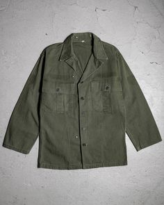 1940's WW2 US ARMY HBT Shirt  SIZE 36R Shoulder：50cm Pit to pit：55cm Length：72cm Sleeve：54cm Find us: @ban_secondhand_goods Thank you for checking us out :) Olive Military Style Button-up Top, Vintage Olive Long Sleeve Tops, Olive Military Style Collared Top, Garment Inspiration, Swedish Army, Hunting Shirts, Mens Oxfords, Henley Shirts, Us Army