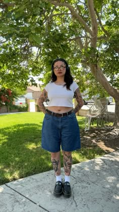 Jorts Outfit Women’s Midsize, Midsize Jorts Outfit, Midsize Spring Outfits 2025, Black Jorts Outfits, Outfits With Jorts Women, Androgynous Fashion Summer, Jorts Outfit Women’s, Summer Outfits Jorts, Summer Tomboy Outfits