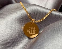 Allah Necklace, Islamic Jewelry, Pretty Jewelry Necklaces, Gold Coin Necklace, Gold Rings Fashion, Mens Gold Bracelets, Gold Fashion Necklace, Jewelry Fashion Trends, Classy Jewelry