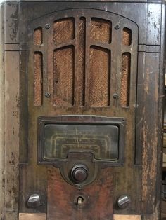 an old fashioned radio sitting on top of a wooden table