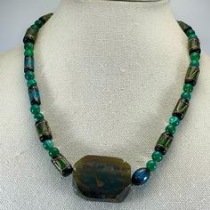 Stunning Unsigned Green Malachite Dyed Agate And Artisan Glass Beaded Necklace Good Used Condition May Show Slight Signs Of Wear 011 Dyed Agate, Green Malachite, Glass Bead Necklace, Womens Jewelry Necklace, Glass Beads, Agate, Beaded Necklace, Jewelry Necklaces, Dye