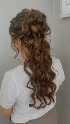 Prom Hairdos Half Up Half Down, Boho Hairstyles For Prom, Prom Hair Styles Brunette, Party Hairstyles For Long Hair Updo, Wedding Romantic Hairstyles, Half Up Curly Prom Hair, Half Up Half Down Hair Vintage, Bridal Hair Half Up Curly Hair, Cute Hairstyles For Prom Half Up