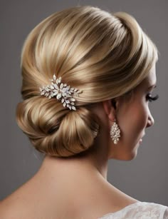 Blonde Wedding Hairstyles, Dutch Braid Crown, Waterfall Braid With Curls, Outfit Boda, Messy Fishtail Braids, Hair Stules, Blonde Wedding Hair, Wedding Hair Trends, Boho Waves