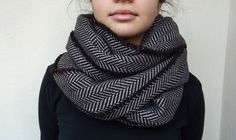 Get a Neutral Colored Chevron or Herringbone Patterned Scarf AND Wrap it around for an infinity scarf look, as shown. Houndstooth Scarf, Style Winter, 2020 Fashion, Fashion Mode, Looks Style, Infinity Scarf, Style Me Pretty, Look Fashion, Passion For Fashion