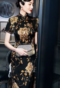 19 mome mulberry silk, floral pattern, black and gold Qipao#qipaodress #chinesedress#cheongsamdress Chinese Portrait, Qipao Black, 60s Cocktail Dress, Qipao Pattern, Black Cheongsam, Traditional Cheongsam, Qipao Wedding, Red Qipao, Cheongsam Modern